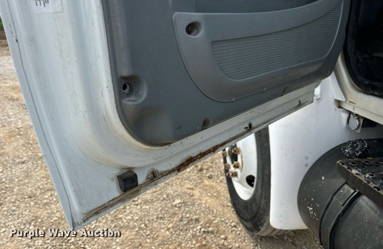 image for item DV1939 2006 International 4300 truck cab and chassis