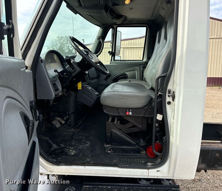 image for item DV1939 2006 International 4300 truck cab and chassis