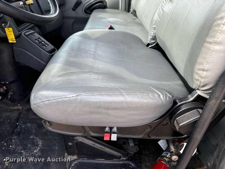 image for item DV1939 2006 International 4300 truck cab and chassis