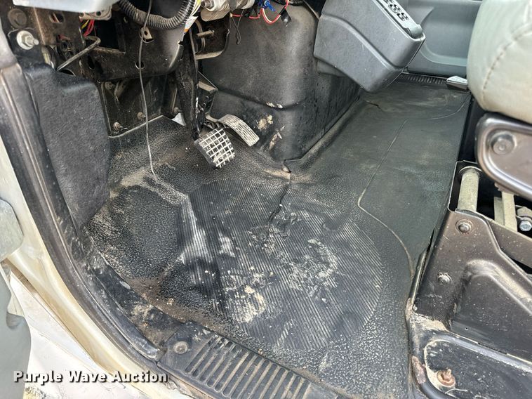 image for item DV1939 2006 International 4300 truck cab and chassis