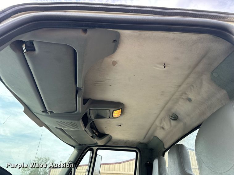 image for item DV1939 2006 International 4300 truck cab and chassis