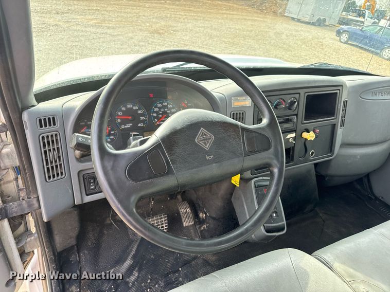 image for item DV1939 2006 International 4300 truck cab and chassis