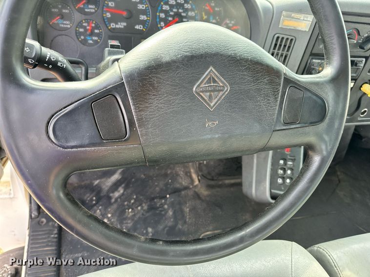 image for item DV1939 2006 International 4300 truck cab and chassis