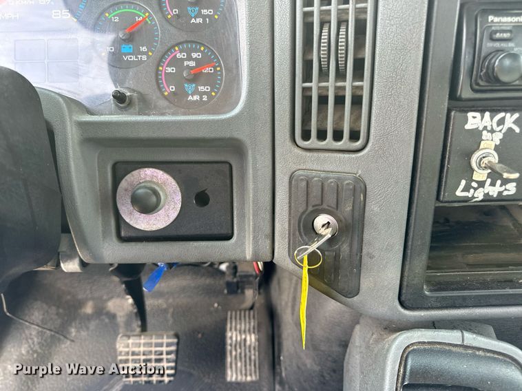 image for item DV1939 2006 International 4300 truck cab and chassis