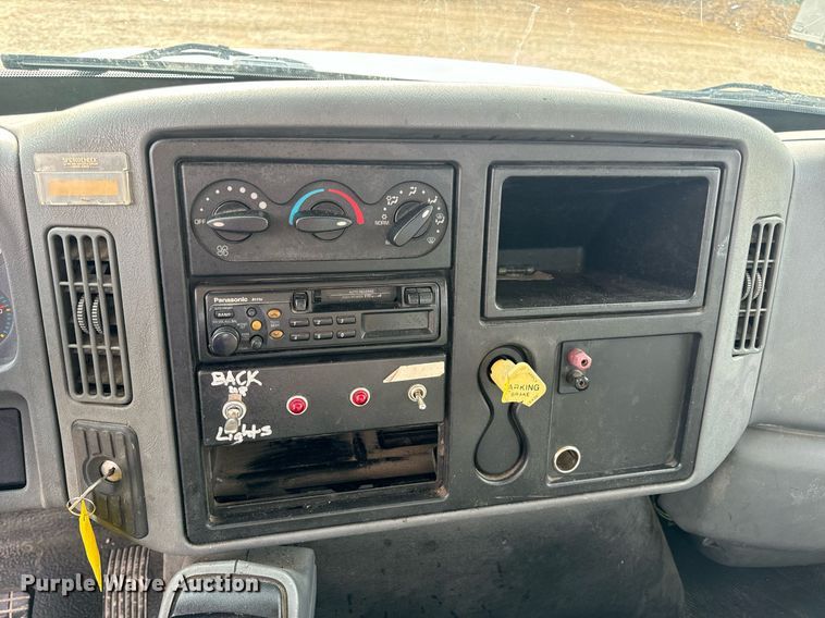 image for item DV1939 2006 International 4300 truck cab and chassis