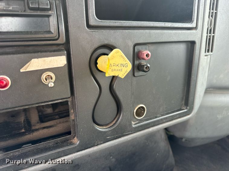 image for item DV1939 2006 International 4300 truck cab and chassis