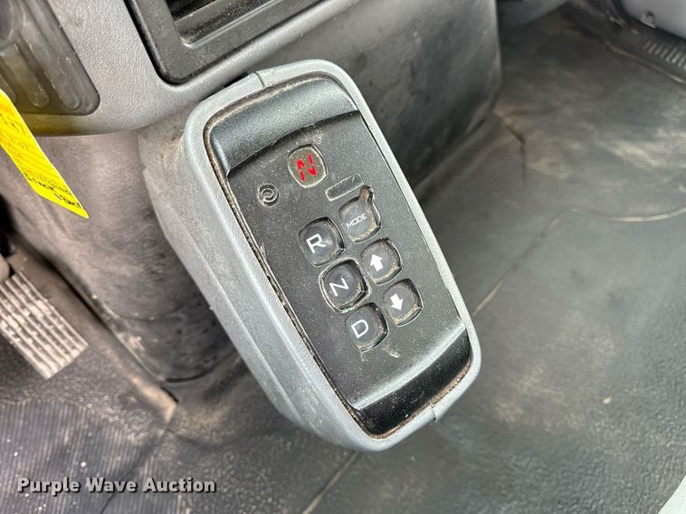 image for item DV1939 2006 International 4300 truck cab and chassis