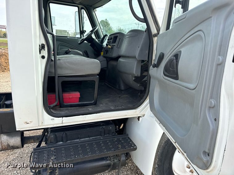 image for item DV1939 2006 International 4300 truck cab and chassis