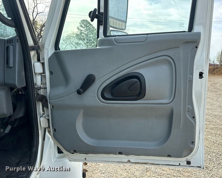 image for item DV1939 2006 International 4300 truck cab and chassis