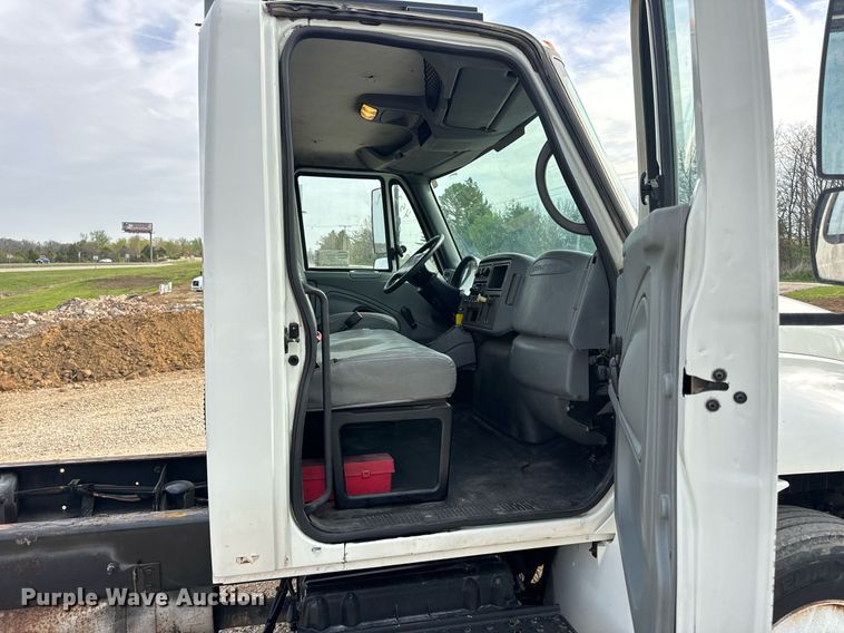 image for item DV1939 2006 International 4300 truck cab and chassis