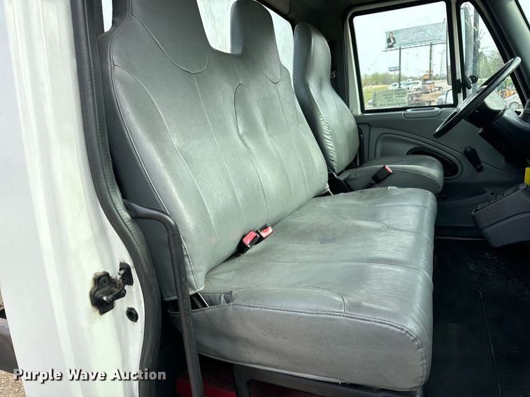 image for item DV1939 2006 International 4300 truck cab and chassis