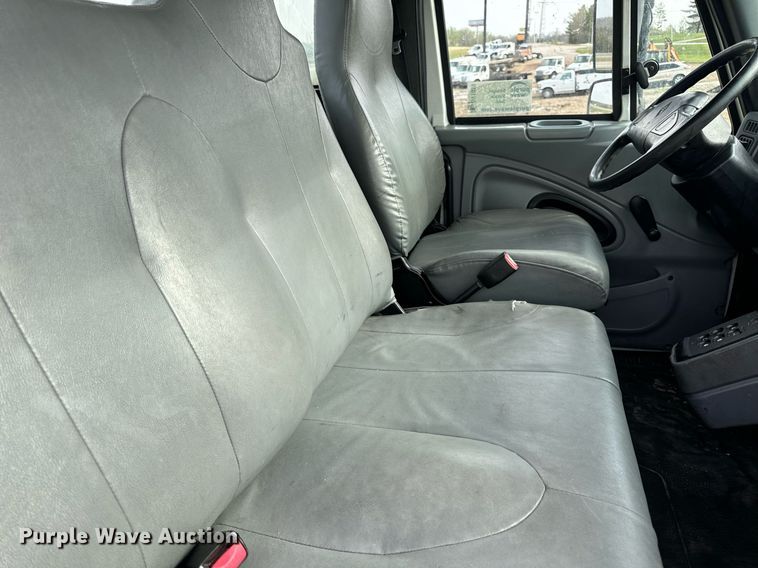 image for item DV1939 2006 International 4300 truck cab and chassis