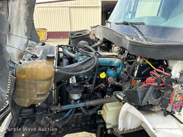 image for item DV1939 2006 International 4300 truck cab and chassis