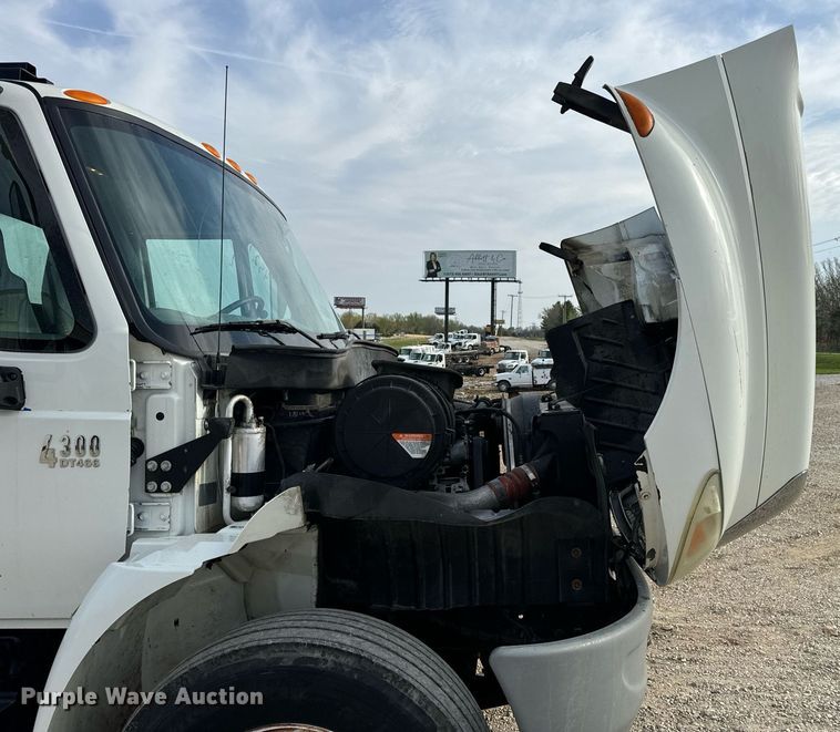 image for item DV1939 2006 International 4300 truck cab and chassis