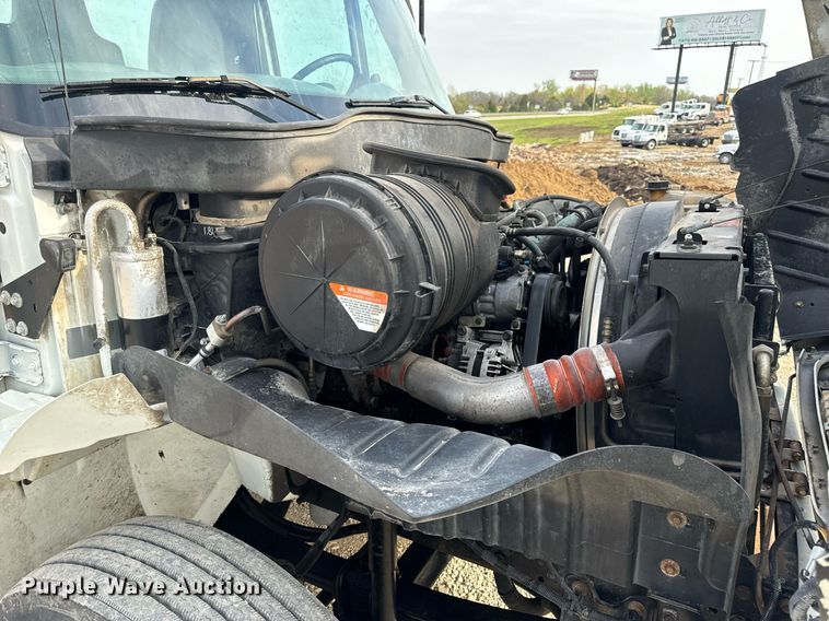 image for item DV1939 2006 International 4300 truck cab and chassis