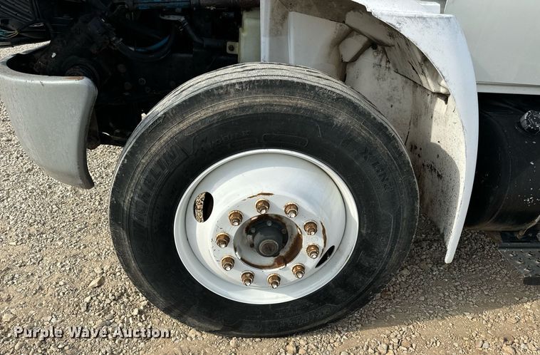 image for item DV1939 2006 International 4300 truck cab and chassis