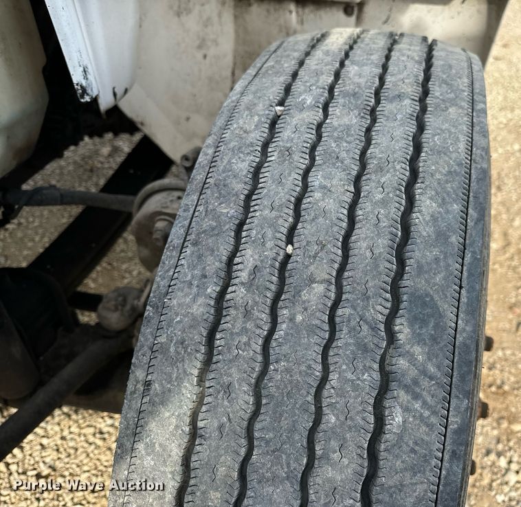 image for item DV1939 2006 International 4300 truck cab and chassis