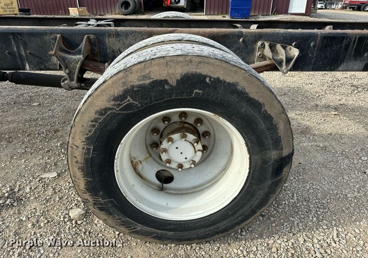 image for item DV1939 2006 International 4300 truck cab and chassis