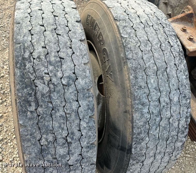 image for item DV1939 2006 International 4300 truck cab and chassis