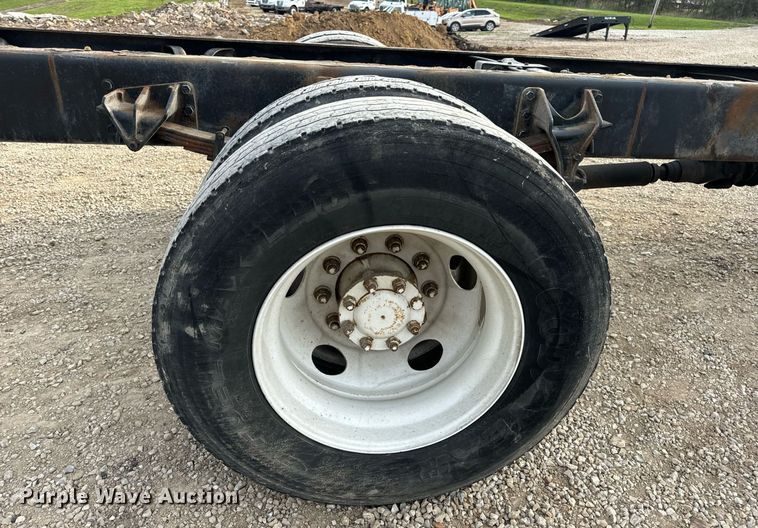 image for item DV1939 2006 International 4300 truck cab and chassis