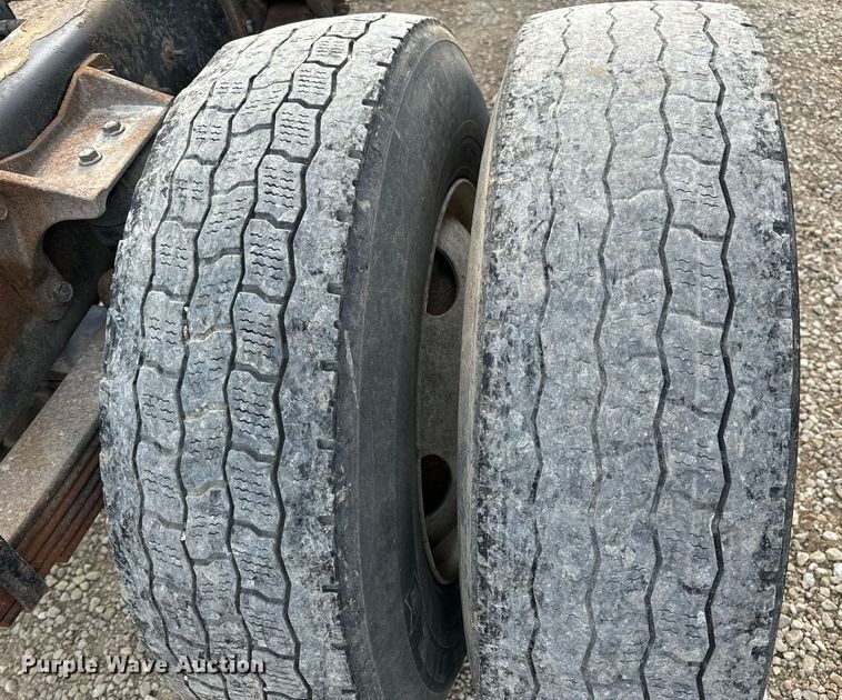 image for item DV1939 2006 International 4300 truck cab and chassis