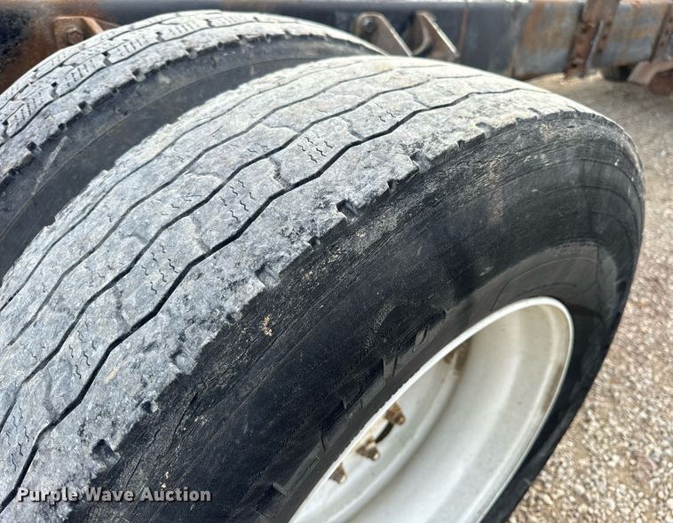 image for item DV1939 2006 International 4300 truck cab and chassis