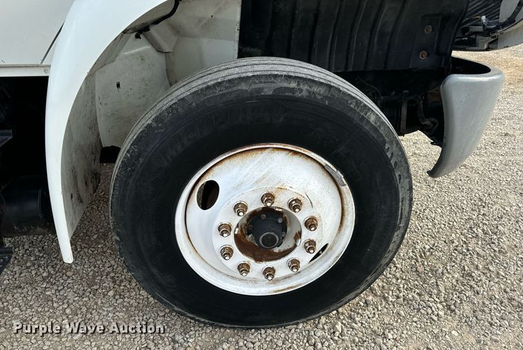 image for item DV1939 2006 International 4300 truck cab and chassis