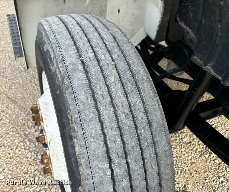 image for item DV1939 2006 International 4300 truck cab and chassis