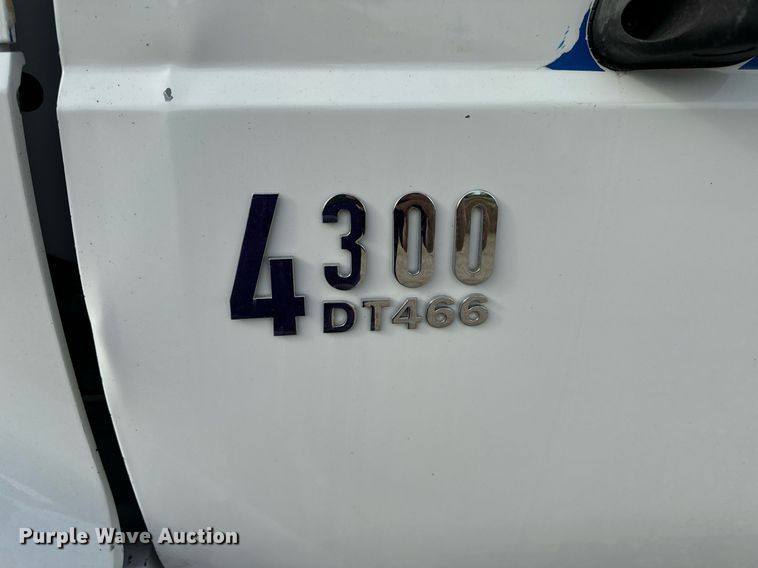 image for item DV1939 2006 International 4300 truck cab and chassis