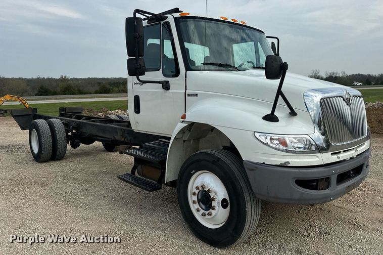 image for item DV1940 2010 International DuraStar 4300 truck cab and chassis