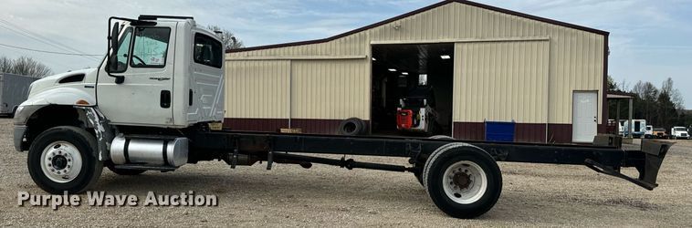 image for item DV1940 2010 International DuraStar 4300 truck cab and chassis