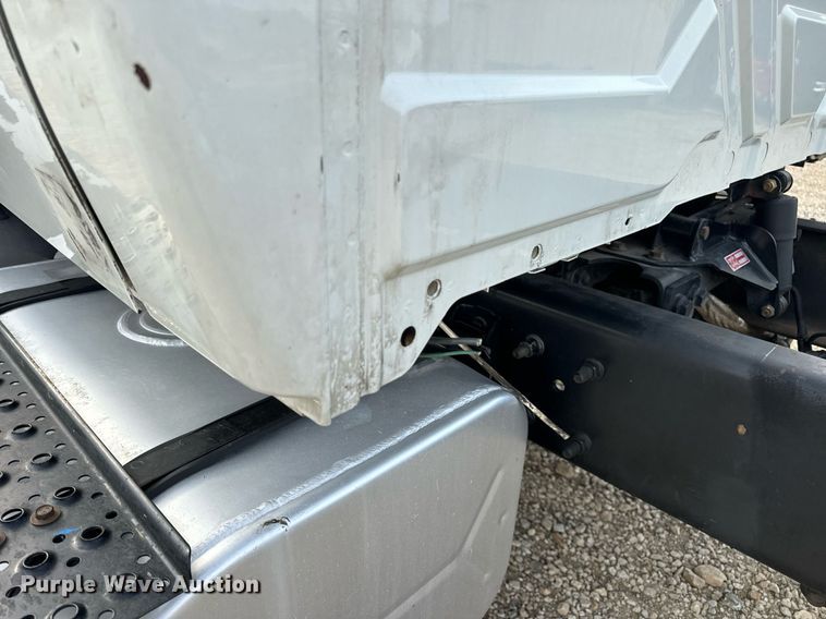 image for item DV1940 2010 International DuraStar 4300 truck cab and chassis