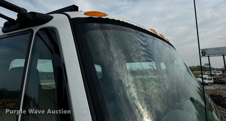 image for item DV1940 2010 International DuraStar 4300 truck cab and chassis