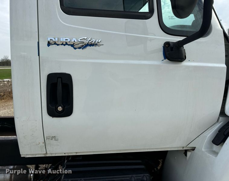 image for item DV1940 2010 International DuraStar 4300 truck cab and chassis