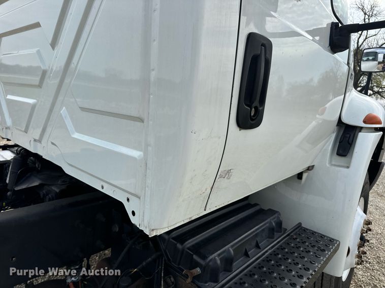 image for item DV1940 2010 International DuraStar 4300 truck cab and chassis