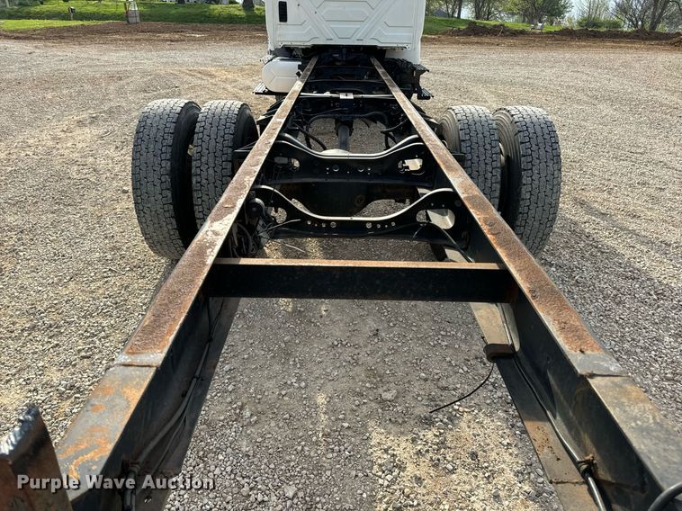 image for item DV1940 2010 International DuraStar 4300 truck cab and chassis