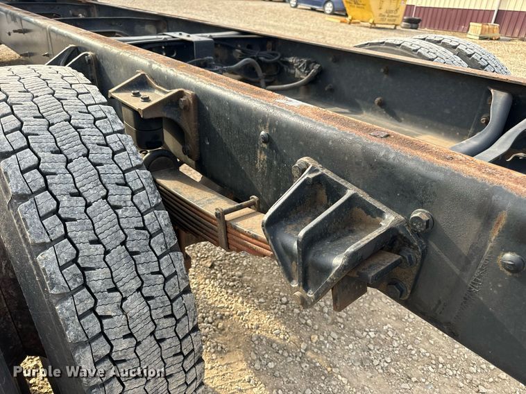 image for item DV1940 2010 International DuraStar 4300 truck cab and chassis