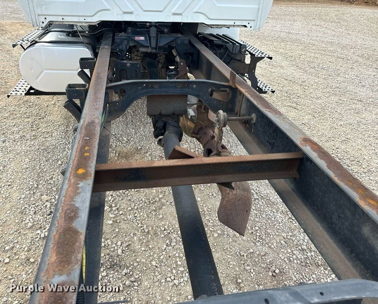 image for item DV1940 2010 International DuraStar 4300 truck cab and chassis