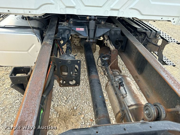 image for item DV1940 2010 International DuraStar 4300 truck cab and chassis