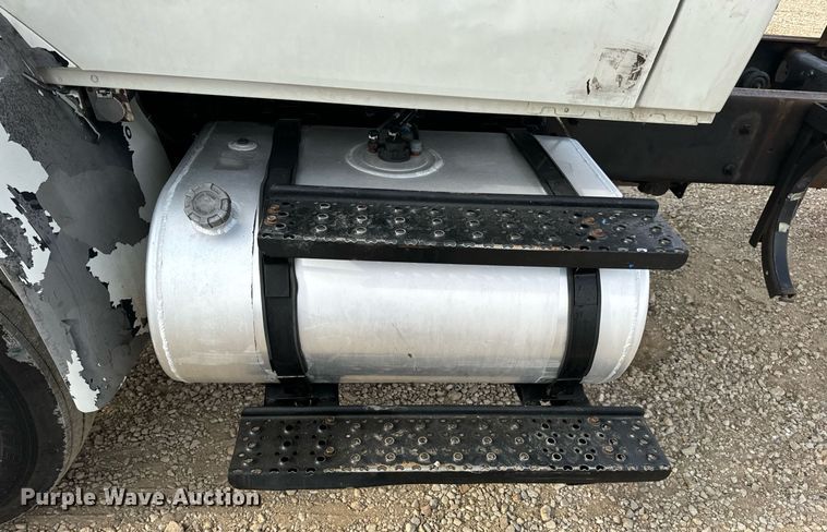 image for item DV1940 2010 International DuraStar 4300 truck cab and chassis