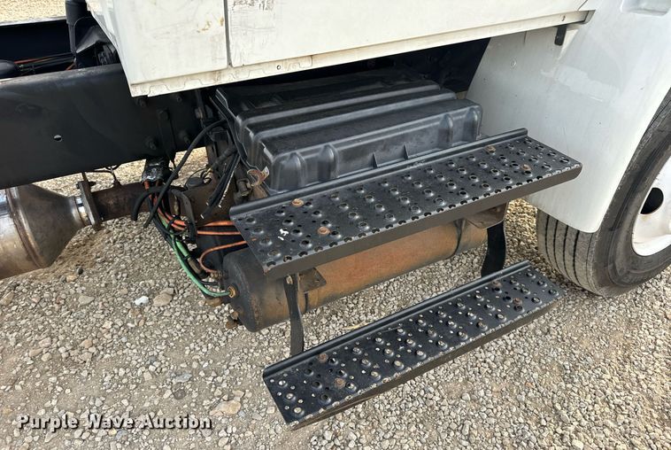 image for item DV1940 2010 International DuraStar 4300 truck cab and chassis