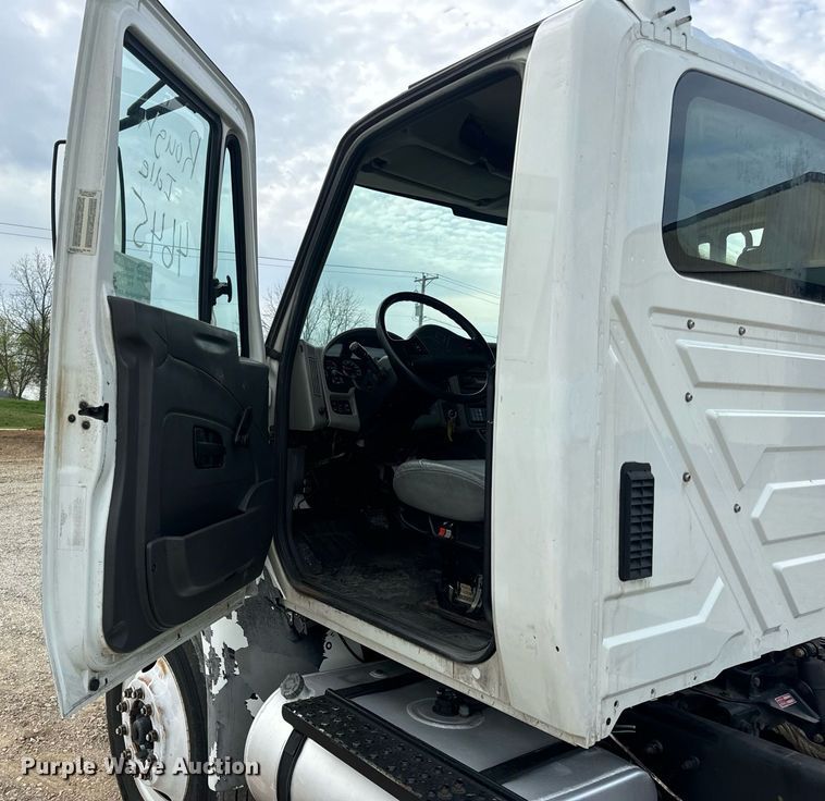 image for item DV1940 2010 International DuraStar 4300 truck cab and chassis