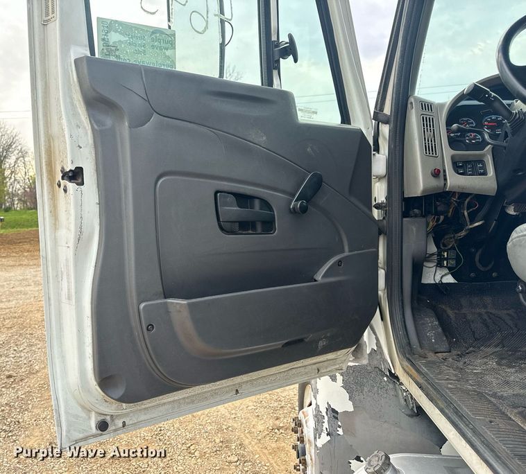 image for item DV1940 2010 International DuraStar 4300 truck cab and chassis