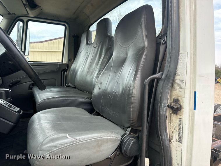 image for item DV1940 2010 International DuraStar 4300 truck cab and chassis