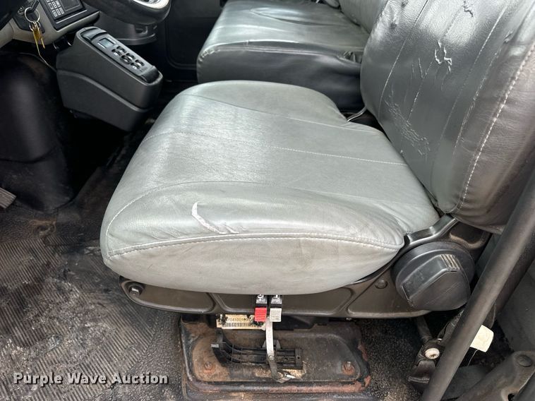 image for item DV1940 2010 International DuraStar 4300 truck cab and chassis