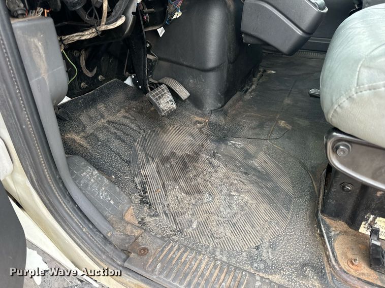 image for item DV1940 2010 International DuraStar 4300 truck cab and chassis