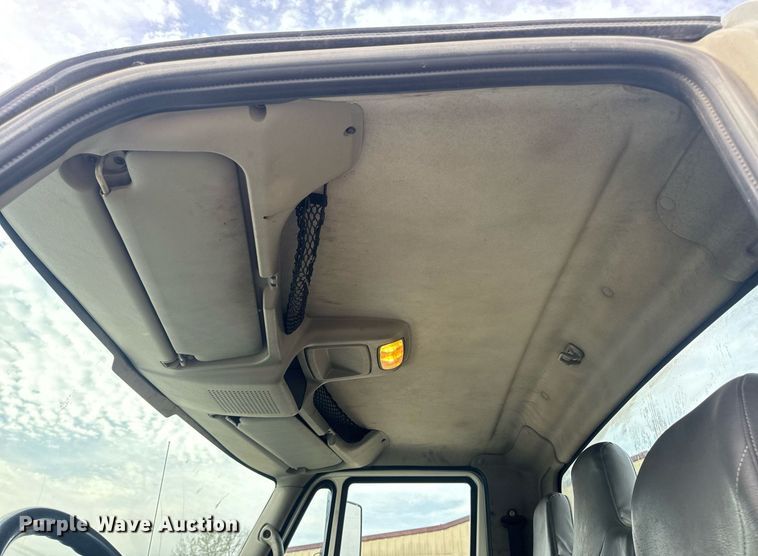 image for item DV1940 2010 International DuraStar 4300 truck cab and chassis