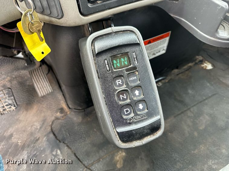 image for item DV1940 2010 International DuraStar 4300 truck cab and chassis