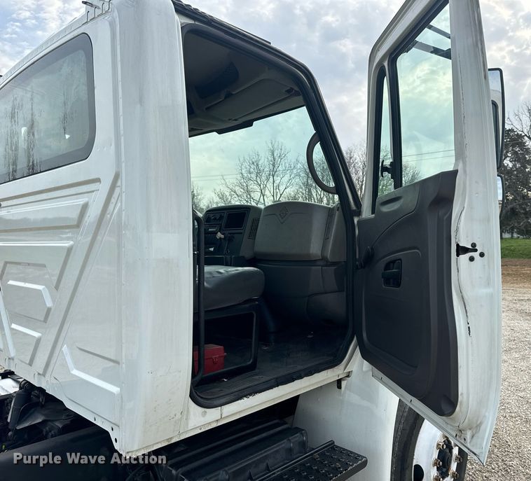 image for item DV1940 2010 International DuraStar 4300 truck cab and chassis