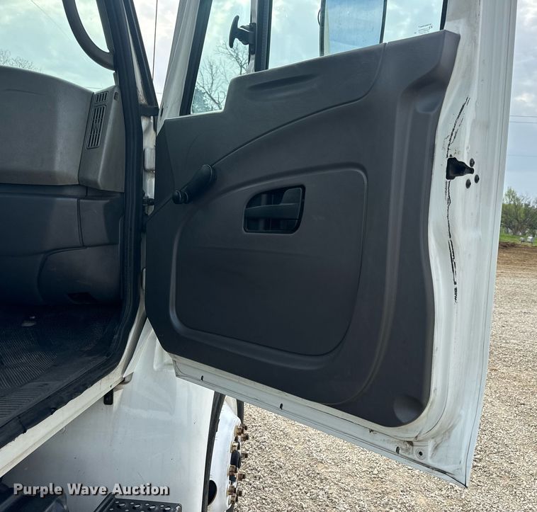 image for item DV1940 2010 International DuraStar 4300 truck cab and chassis